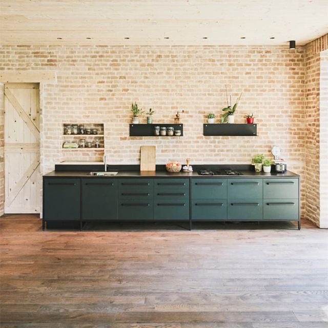 Entscheiden Sie sich für eine Farbe🎨. Mit unserem Forbo Farbspektrum können Sie Ihrer Kreativität freien Lauf lassen.

Wie wär es beispielsweise mit dunkelgrün? Hier eine Küche, die durch Linoleum zum absoluten Blickfang wurde @kitchen.to.keep !👏🏻

www.meinlinoleum.at 

📸 credit: @kitchen.to.keep 

#linoleum #forbo #forboforfurniture #einrichtung #nachhaltigkeit #küchen #kücheninspiration #tischler #schreiner #tschabrun_hopferwieser